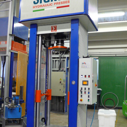 Hydraulic presses for gaskets
